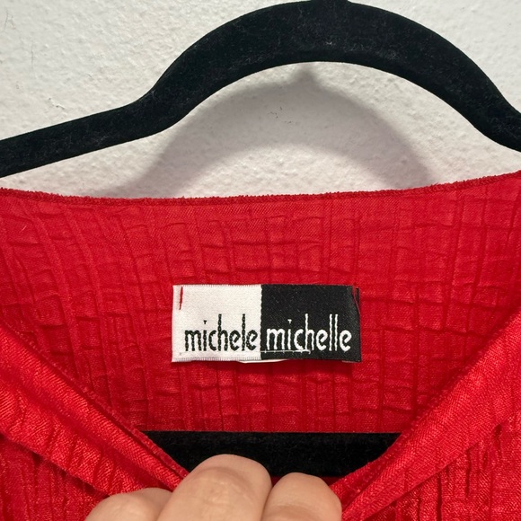 Michele Michelle Vibrant Red Short Sleeve Women's Top Size Medium - Picture 2 of 3